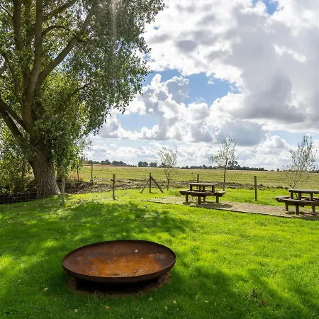 Spacious With Pond *